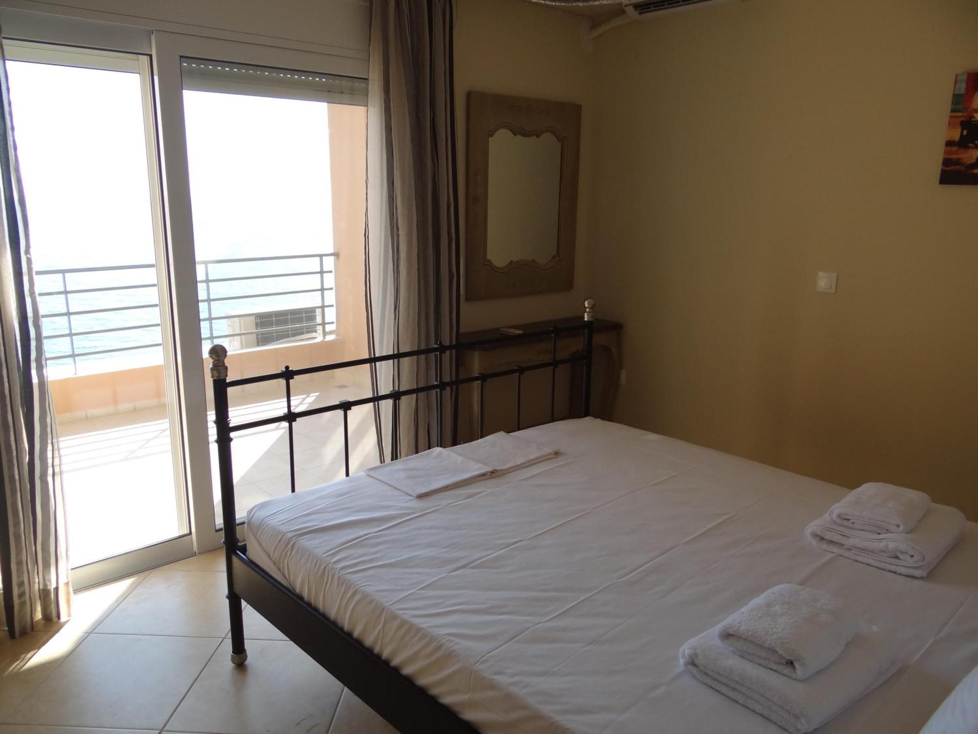 Aperanto House Paralia Loutsas Rum bild