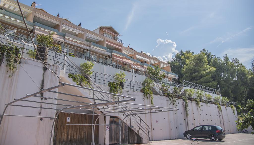 Aperanto House Paralia Loutsas Exteriör bild